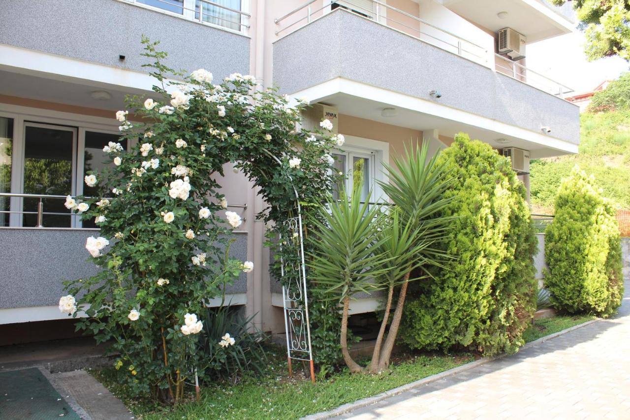 Sun Village Aparthotel Херцег Нови Екстериор снимка
